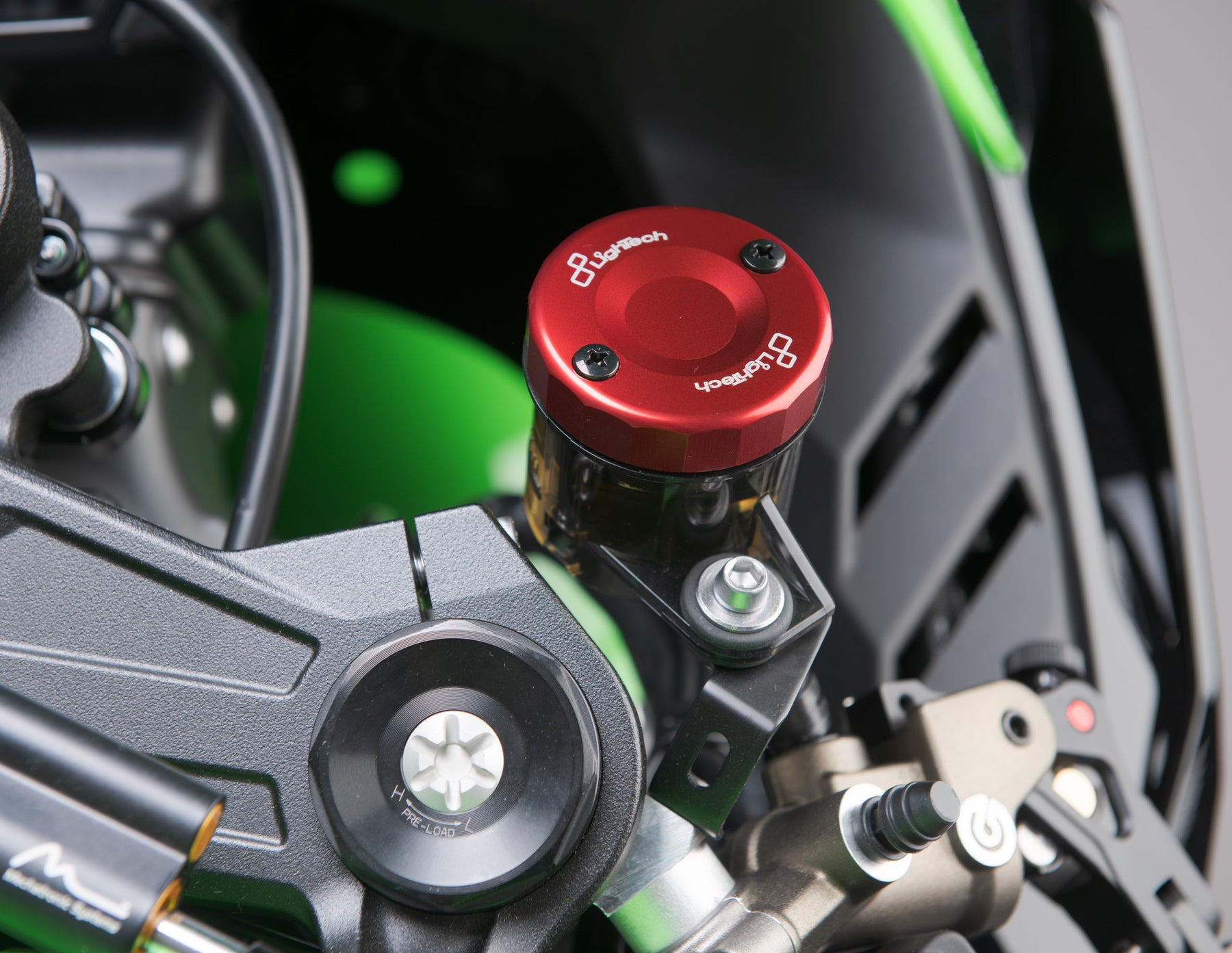 LighTech - フロントブレーキ用 フルードタンクキャップ RSV4 / RS 660 / PANIGALE 1199 /  CBR1000RR-R SP / ZX-10R / F4 RR / RC 他